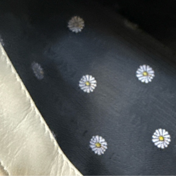 Escada Cream Leather Bag with Gold Chain flower detail - Picture 13 of 15